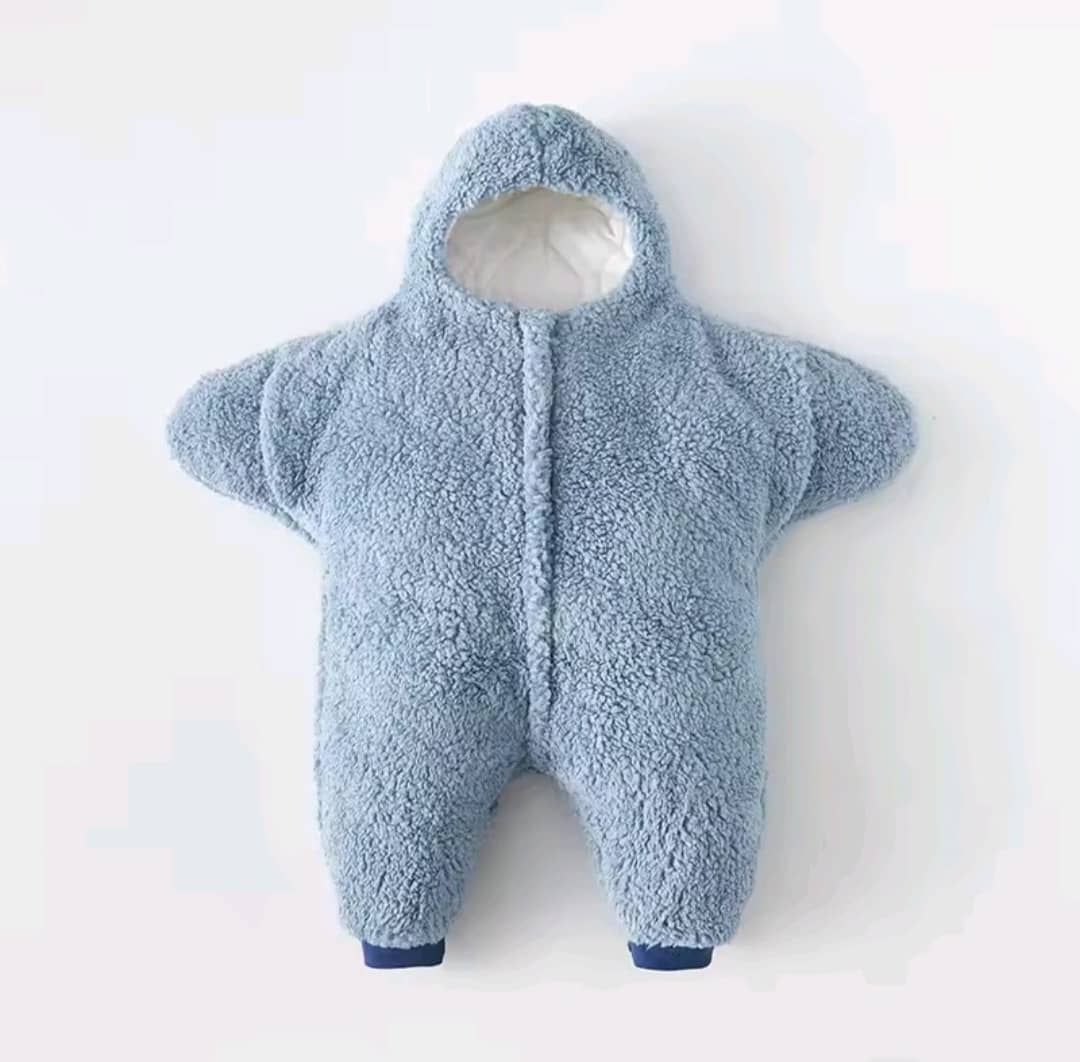 *"البدلة التي جعلت آلاف الأطفال ينامون كالملائكة… حتى في أقسى ليالي الشتاء!"* ❄✨